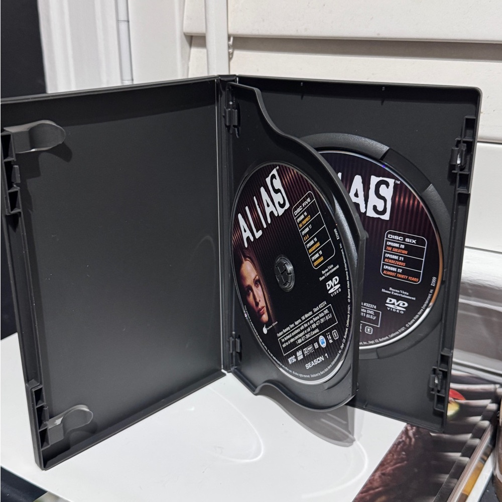 π΅οΈββοΈπ Alias: The Complete First Season DVD Box Set (6-Disc Collection) ππ΅οΈβ - Picture 10 of 16